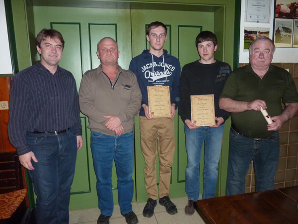 Bürgermeister Michael Multerer, Anglervorstand Thomas Konadl, Jungfischer-Vereinsmeister Christian Kolbeck, Vereinsmeister 2014  Matthias Christl und Vereinswirt Willi Christl (von links nach rechts)