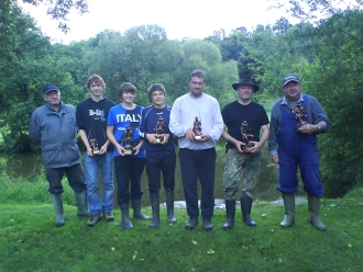 Die Sieger vom Königfischen 2009 der Angelfreunde Arnschwang von links Vorstand Alois Weißthaner, 2 Jugendritter Patrick Ziegler, Jungfischerkönig Jonas Ziegler, 1 Jugendritter Daniel Konadl, 2 Ritter Jürgen Leist, Fischerkönig Rudi Schönberger, 1 Ritter Heinz Krieger