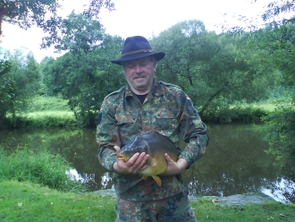 Fischerkönig 2009 Rudi Schönberger mit seinem Siegerfisch.